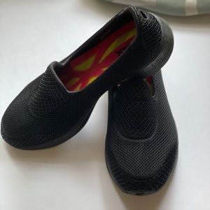 Previously loved SKECHERS GO WALK